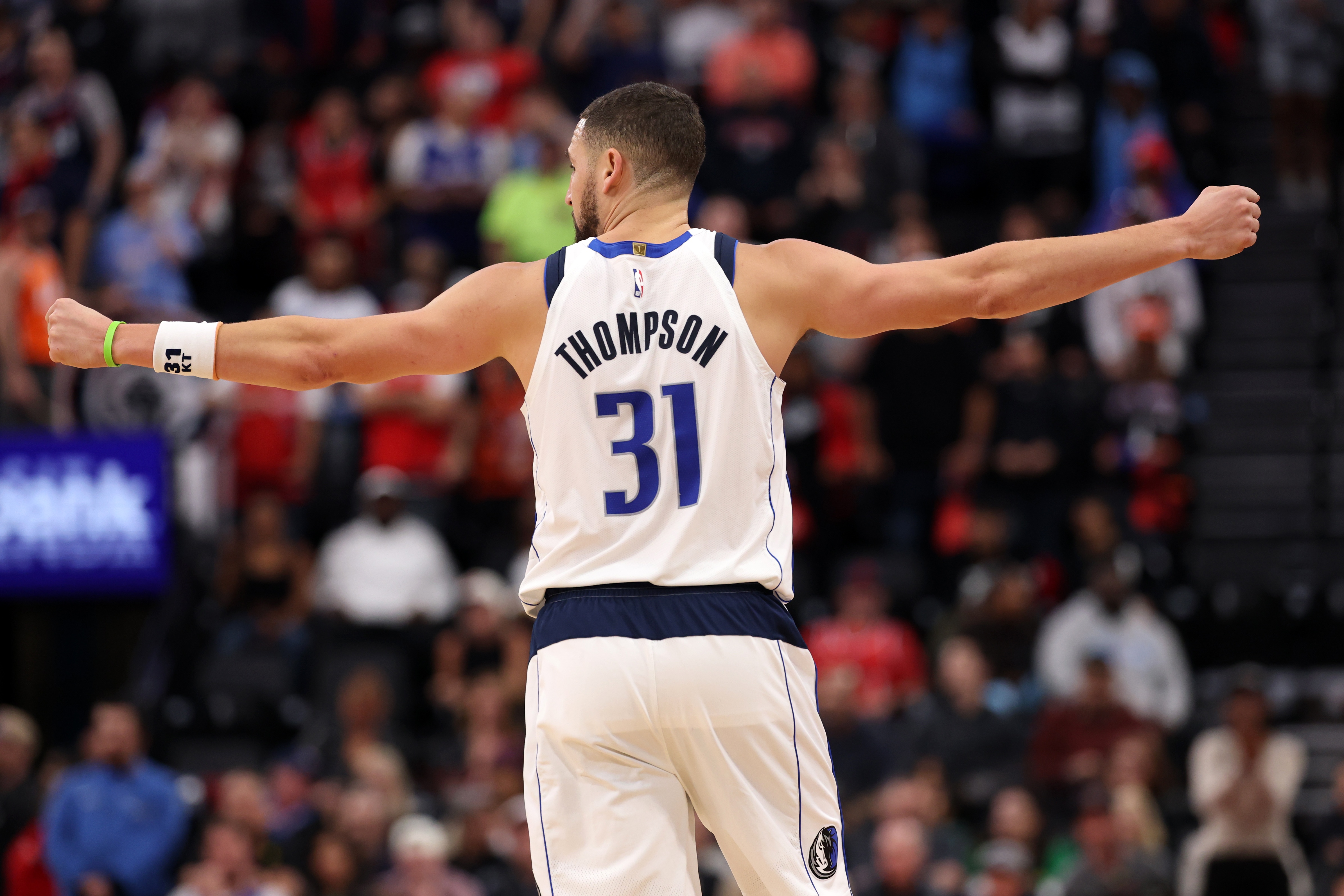 开云体育平台-火力依然凶猛！克莱本赛季8次替补投进5+三分 联盟最多